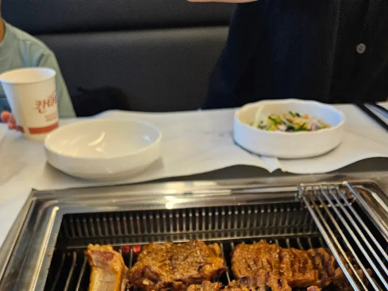 숯불 위에서 익어가는 돼지갈비