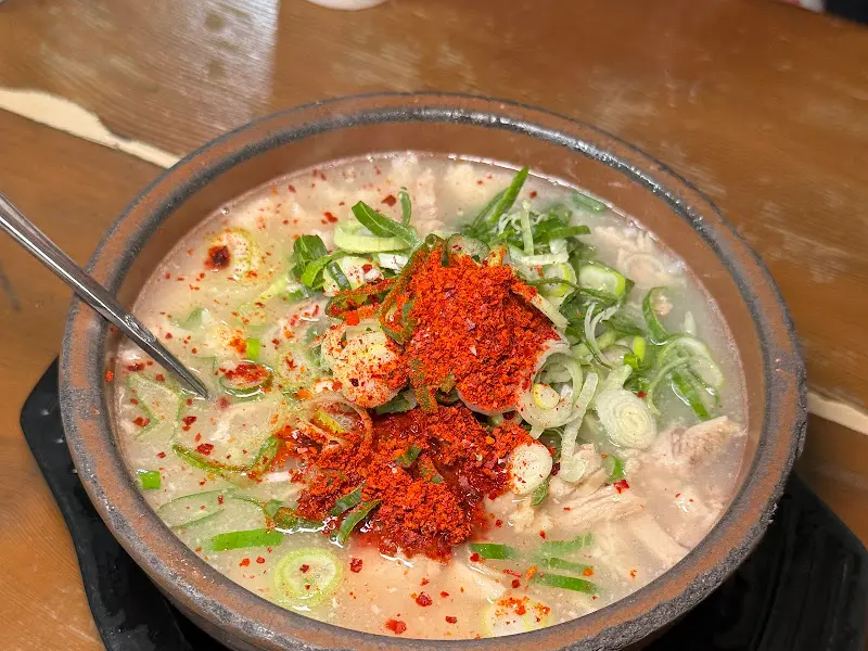 섞어 돼지국밥 국물 클로즈업