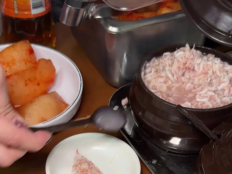 항아리에 담겨 있는 석박지