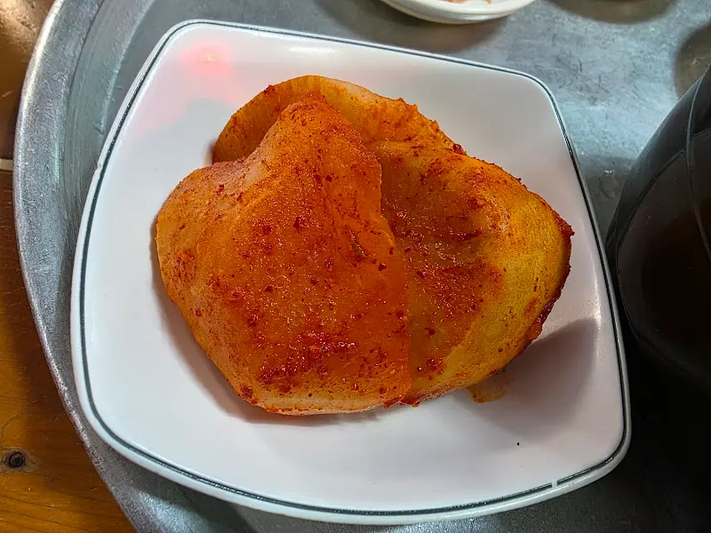 접시에 담긴 석박지