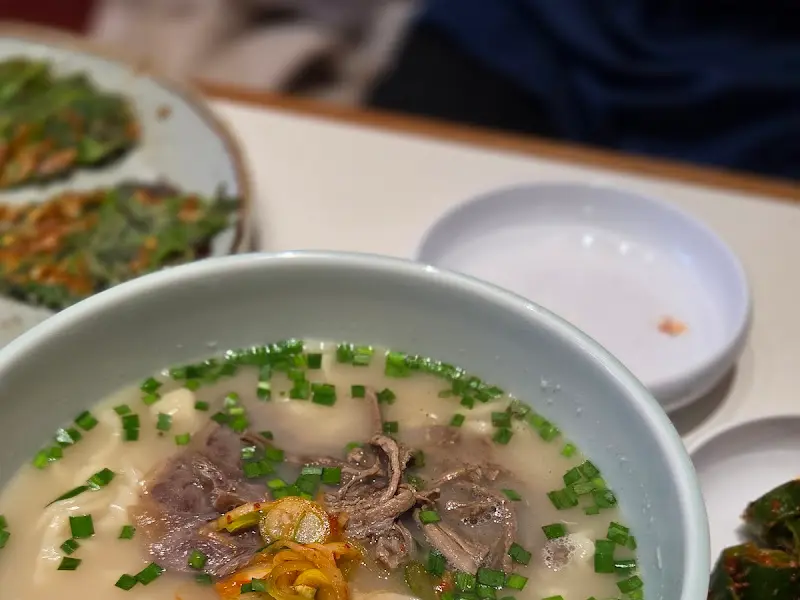 한우 사골 칼국수의 뽀얀 국물