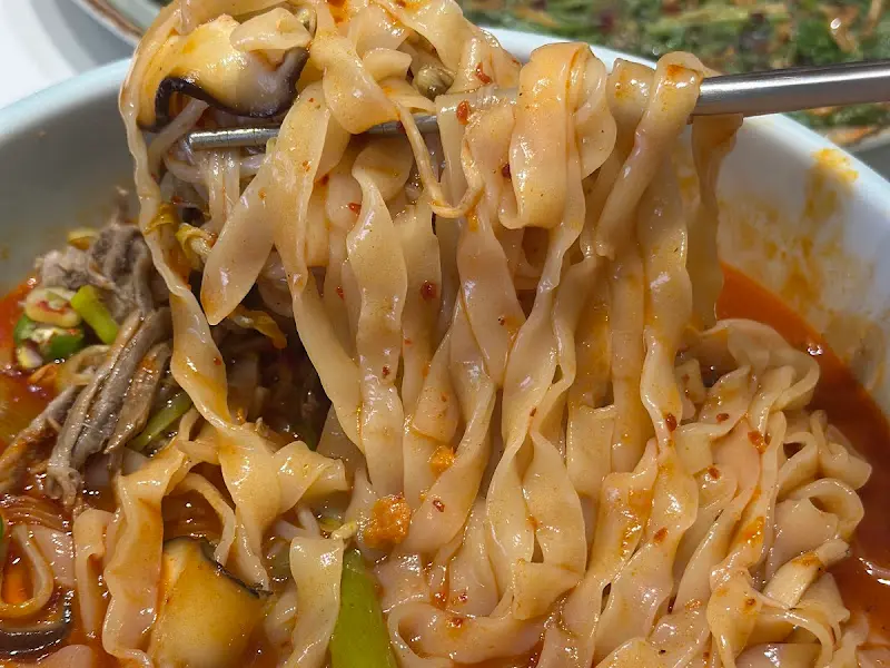 얼큰 사골 칼국수의 매콤한 면발