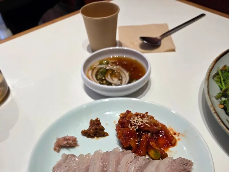 미나리전과 수육, 칼국수 양념장의 모습