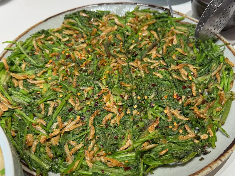 보리새우가 듬뿍 올라간 미나리전