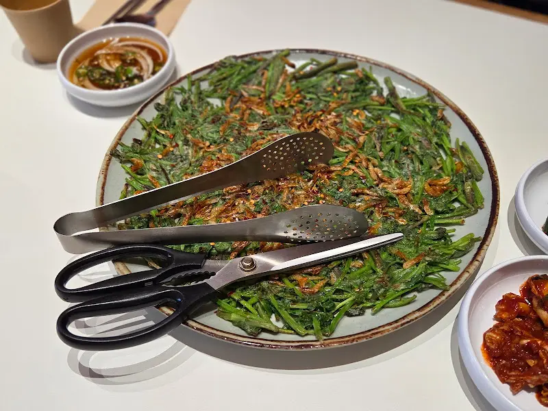 미나리전을 자르는 가위와 집게