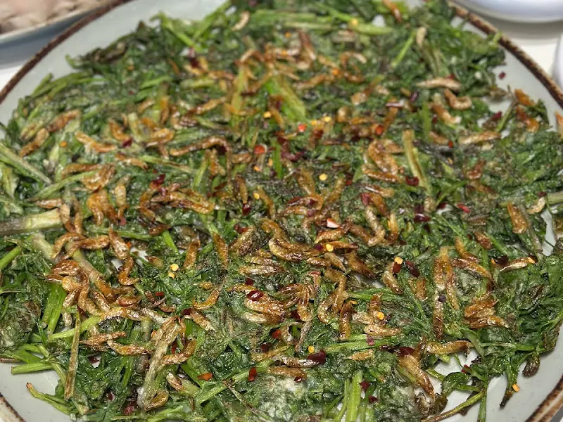 보리새우가 듬뿍 올라간 미나리전 근접샷