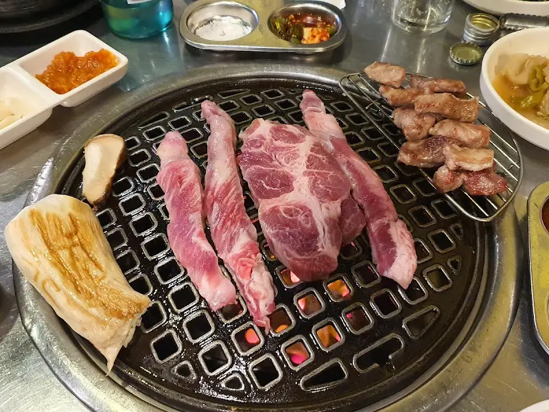 숯불 위에서 익어가는 제주 근고기