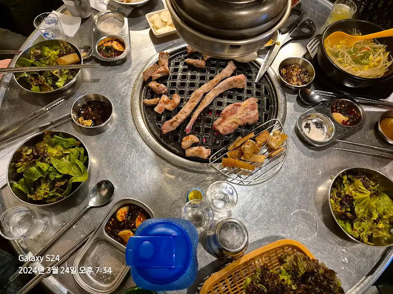 행복식당의 푸짐한 한 상 차림