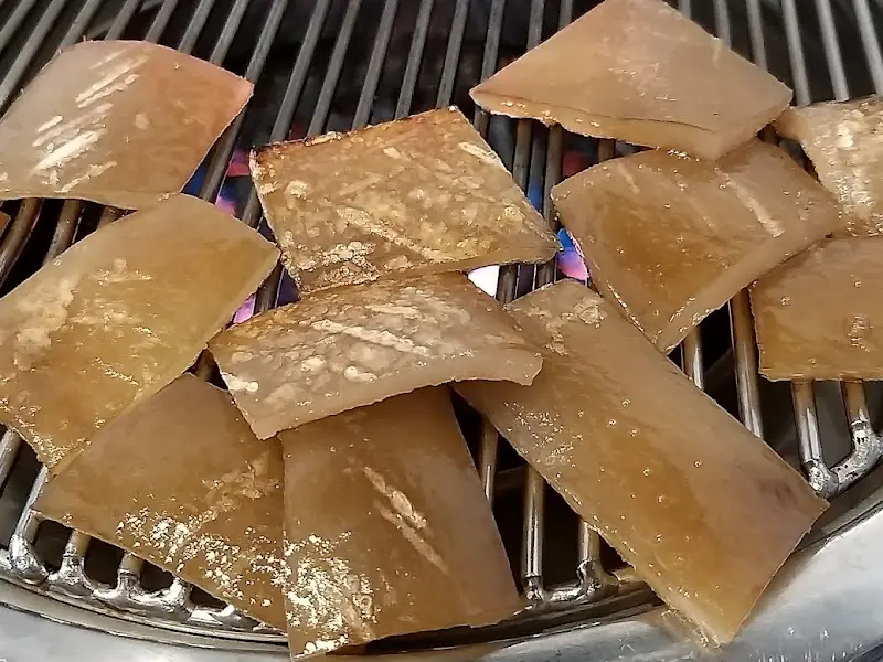 불판 위에서 노릇노릇 익어가는 돼지 껍데기