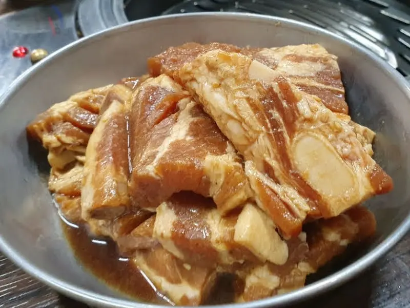 윤기가 흐르는 돼지갈비
