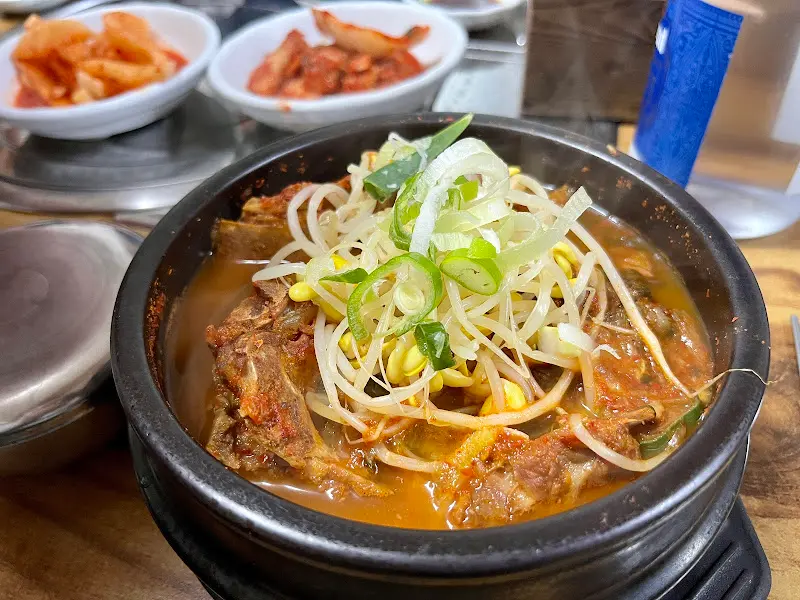 뼈다귀해장국과 반찬