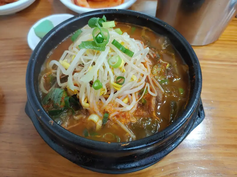 콩나물이 듬뿍 들어간 뼈해장국