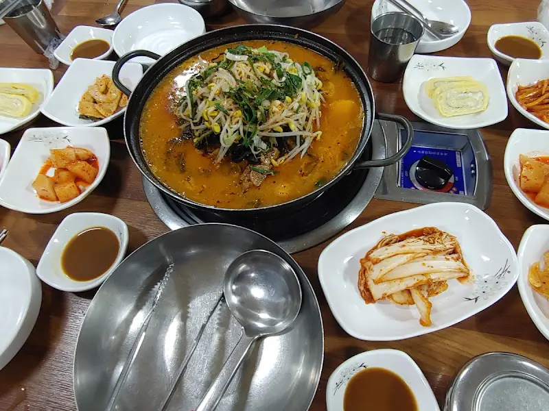 푸짐한 뼈해장국 한 상