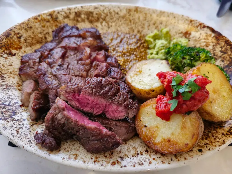 접시에 담긴 살치살 스테이크