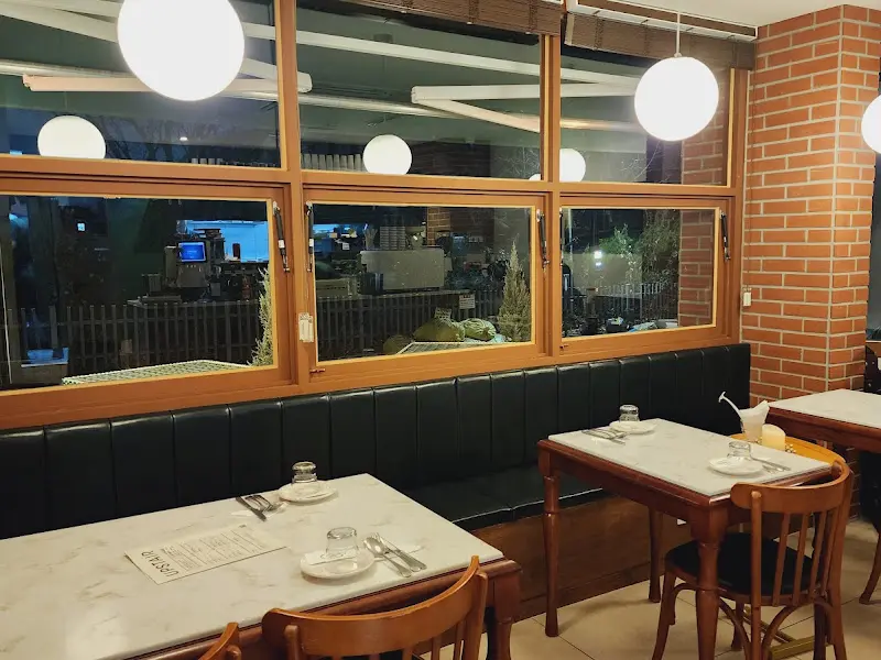 테이블과 창문이 보이는 식당 내부