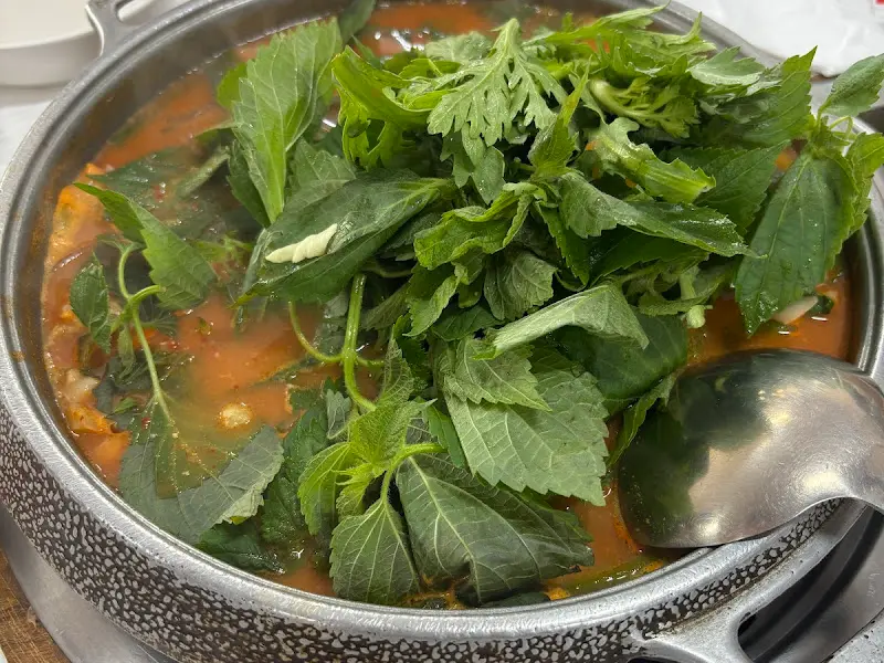 깻잎이 듬뿍 올라간 곱창전골