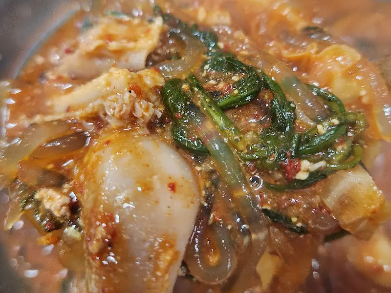 한 상 가득 차려진 곱창전골과 순대