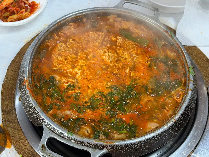 라면 사리가 추가된 곱창전골