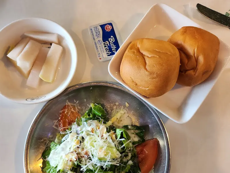 따뜻한 식전 빵과 샐러드