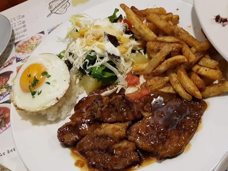 스테이크와 함께 나오는 푸짐한 사이드 메뉴