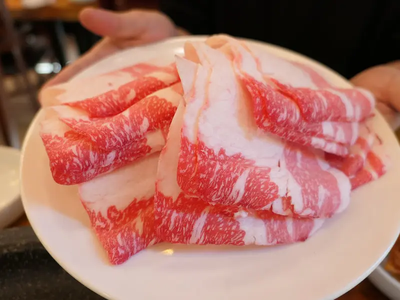 선홍색 빛깔의 차돌박이