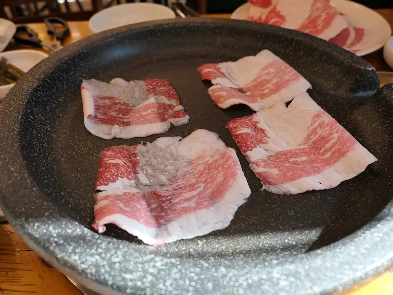 불판 위에서 익어가는 차돌박이