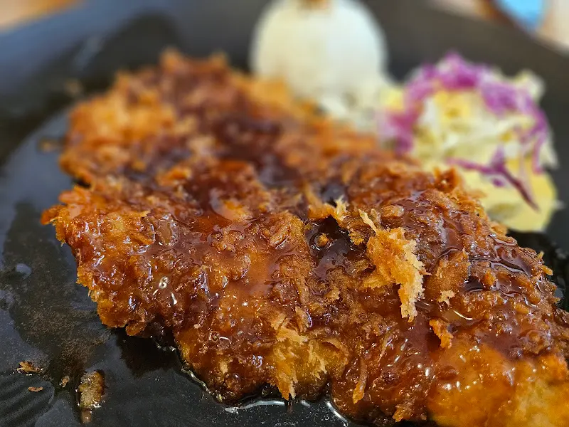 윤기가 좔좔 흐르는 돈까스