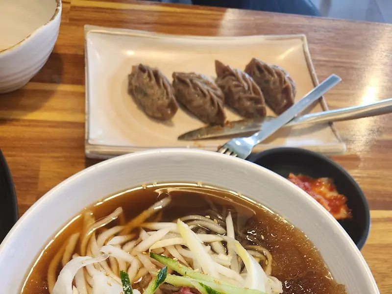모밀과 함께 먹으면 꿀맛인 만두
