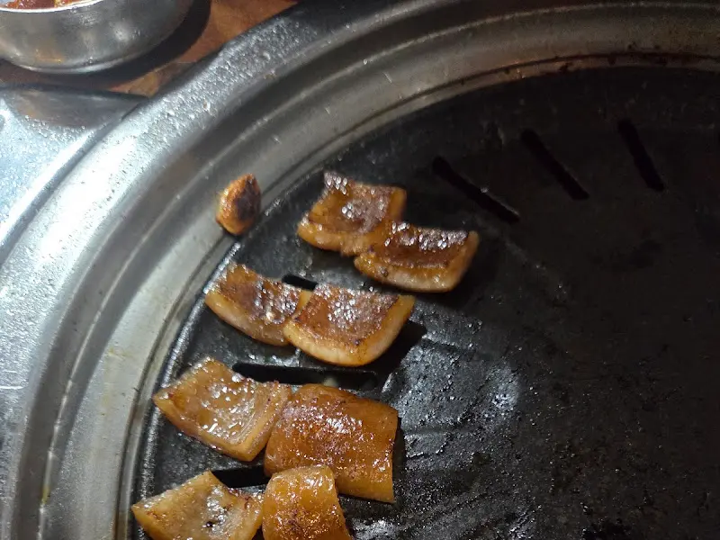 불판 위에 구워진 돼지 껍데기