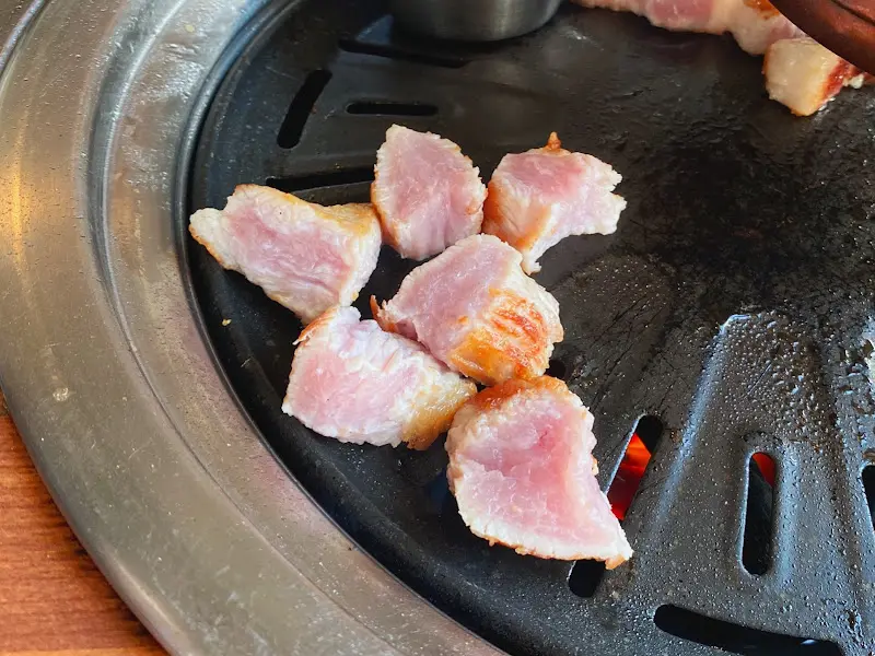 불판 위에 구워지는 돼지 고기