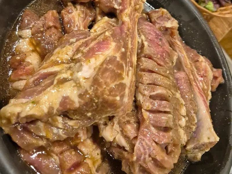 숙성된 돼지갈비