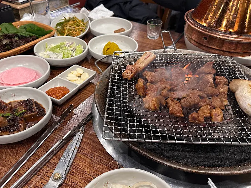 숯불 위에 구워지는 돼지갈비