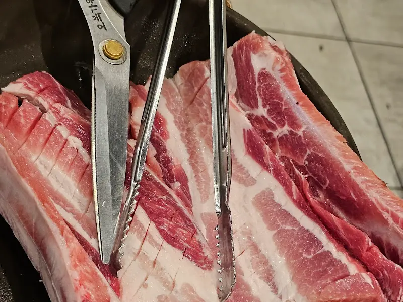 고기 자르는 모습