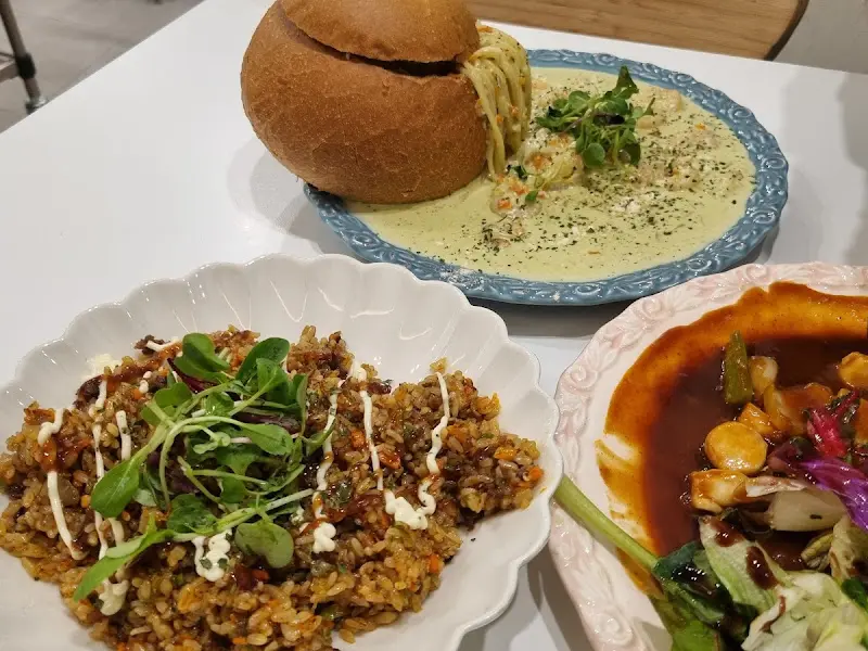 테이블 위에 놓인 다양한 음식 사진