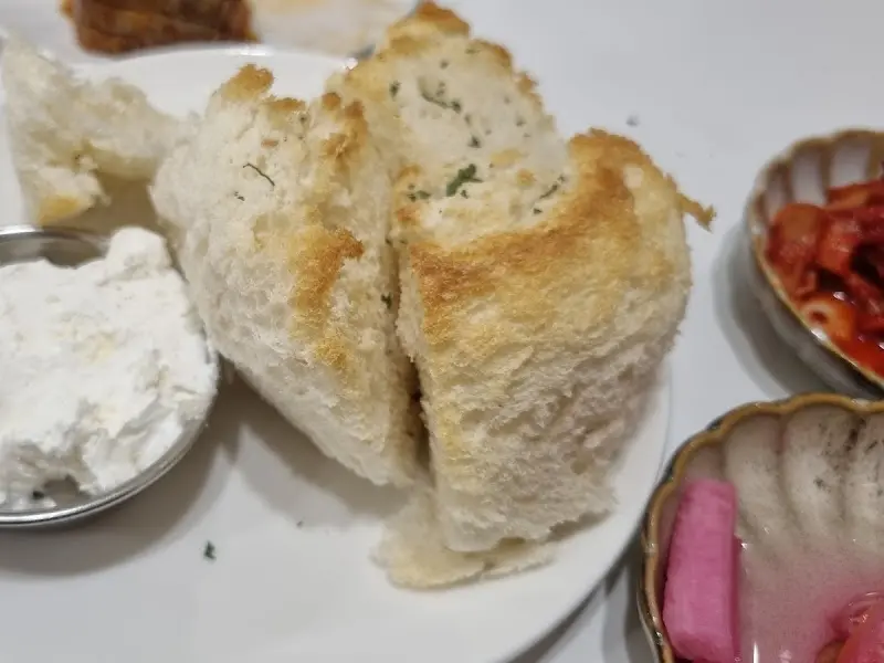 빵과 소스, 피클 사진