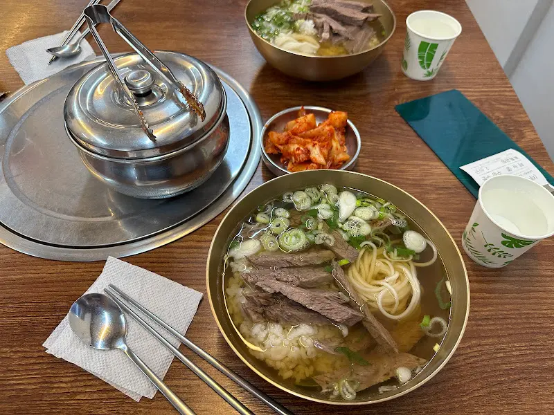 곰탕 한 상 차림