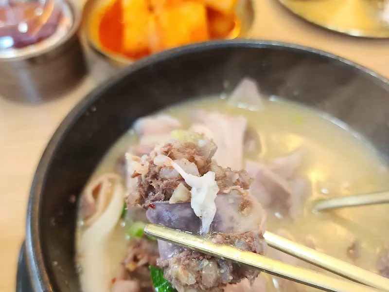 젓가락으로 집은 순대국밥 고기