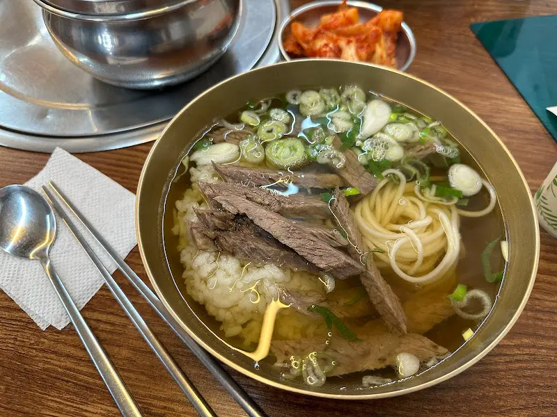 푸짐한 곰탕 한 그릇