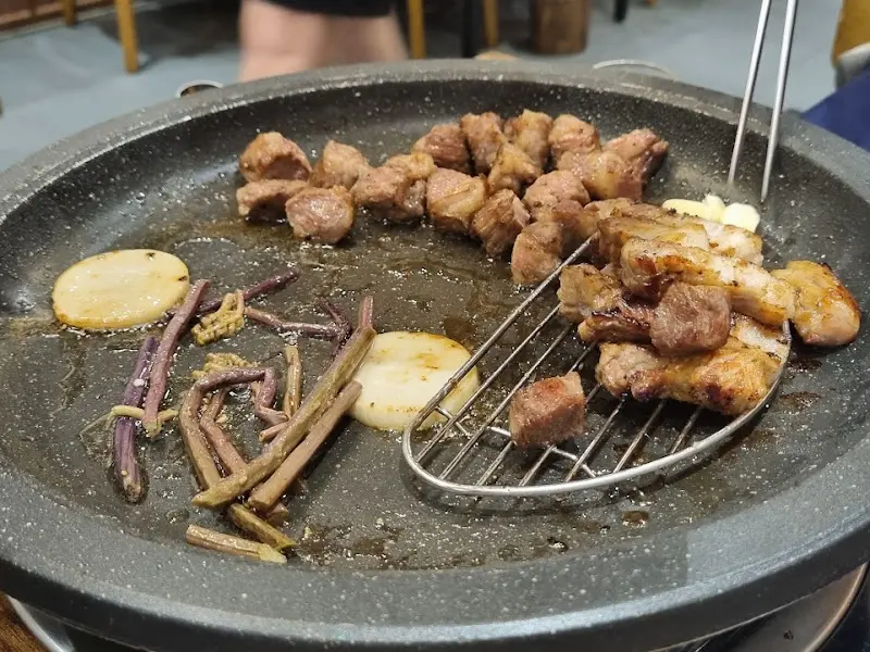 불판 위의 삼겹살