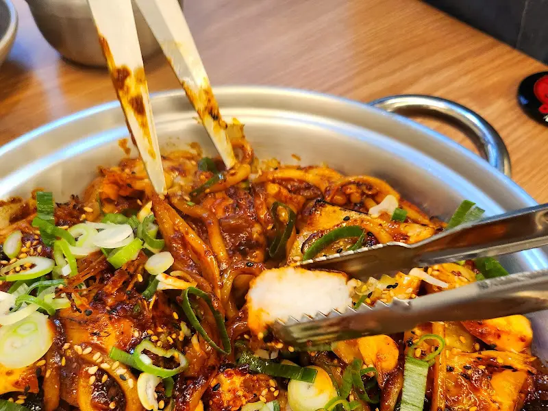 집게로 아구살을 들어올리는 모습