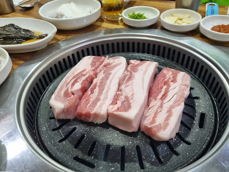 불판 위에 올려진 숙성 삼겹살