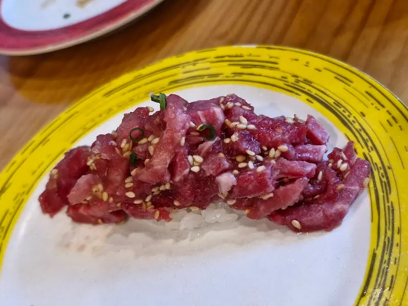 윤기가 흐르는 육회 초밥