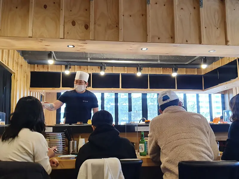 셰프들이 초밥을 만드는 모습