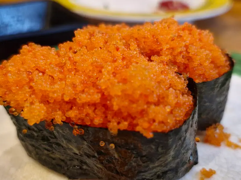 톡톡 터지는 날치알이 듬뿍 올려진 초밥