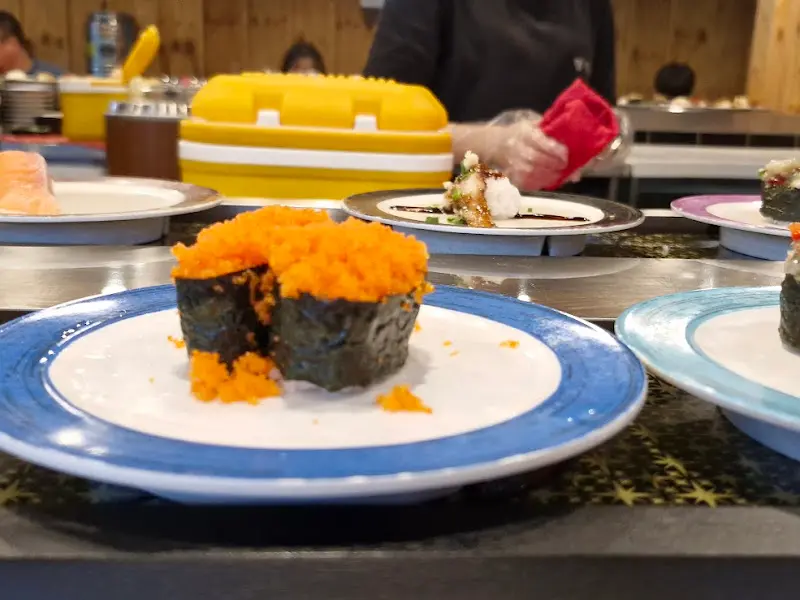 레일 위를 돌아가는 다양한 초밥들