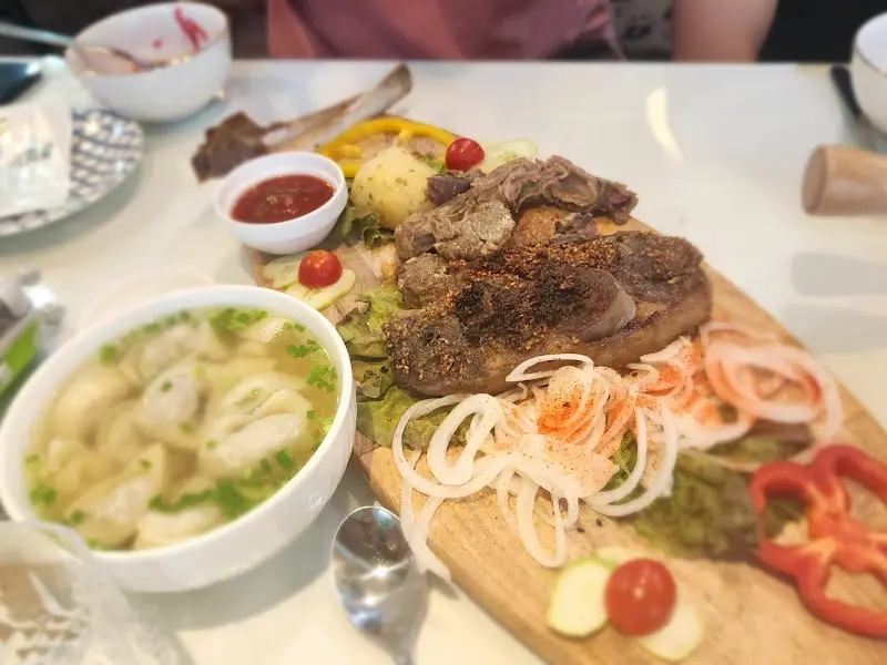 양고기 스테이크와 만두국