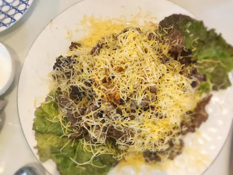 고기와 치즈가 듬뿍 올려진 샐러드