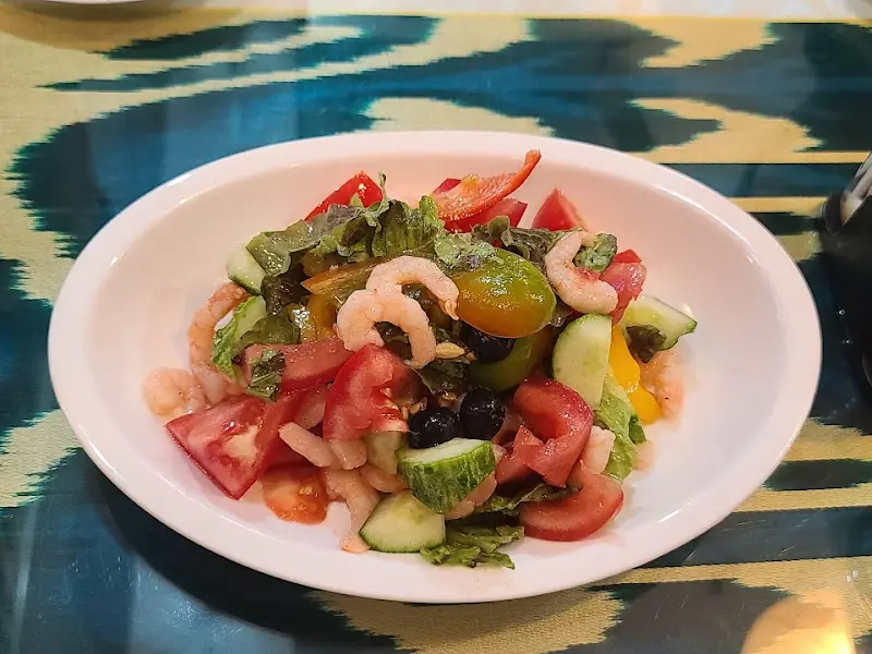 신선한 채소가 듬뿍 들어간 샐러드