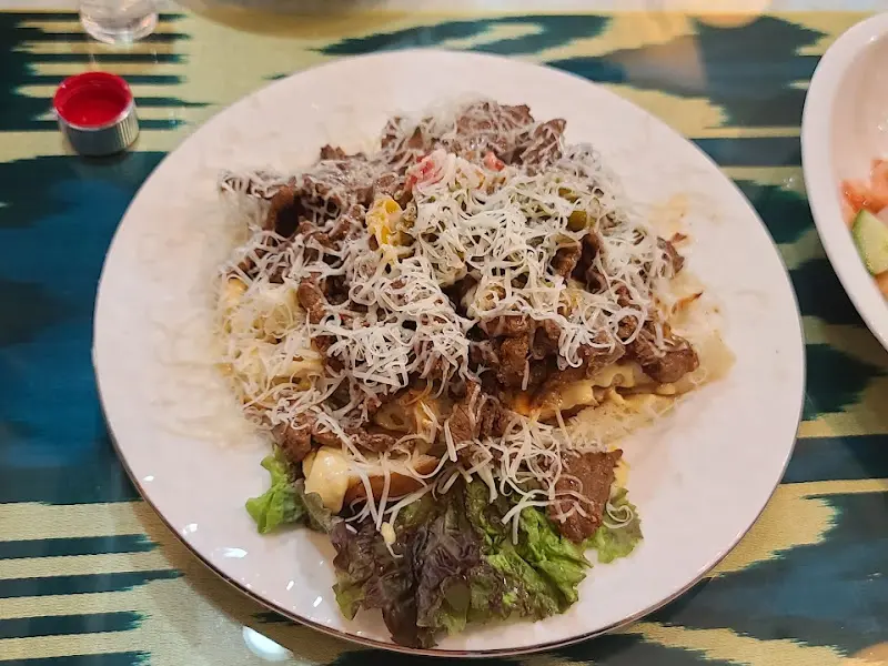 고기와 채소가 조화로운 샐러드