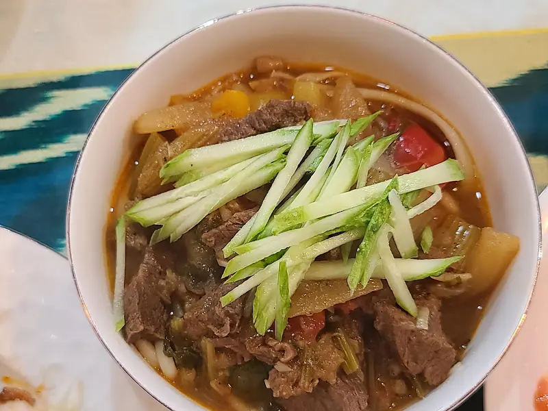 고기와 야채가 어우러진 국물 요리